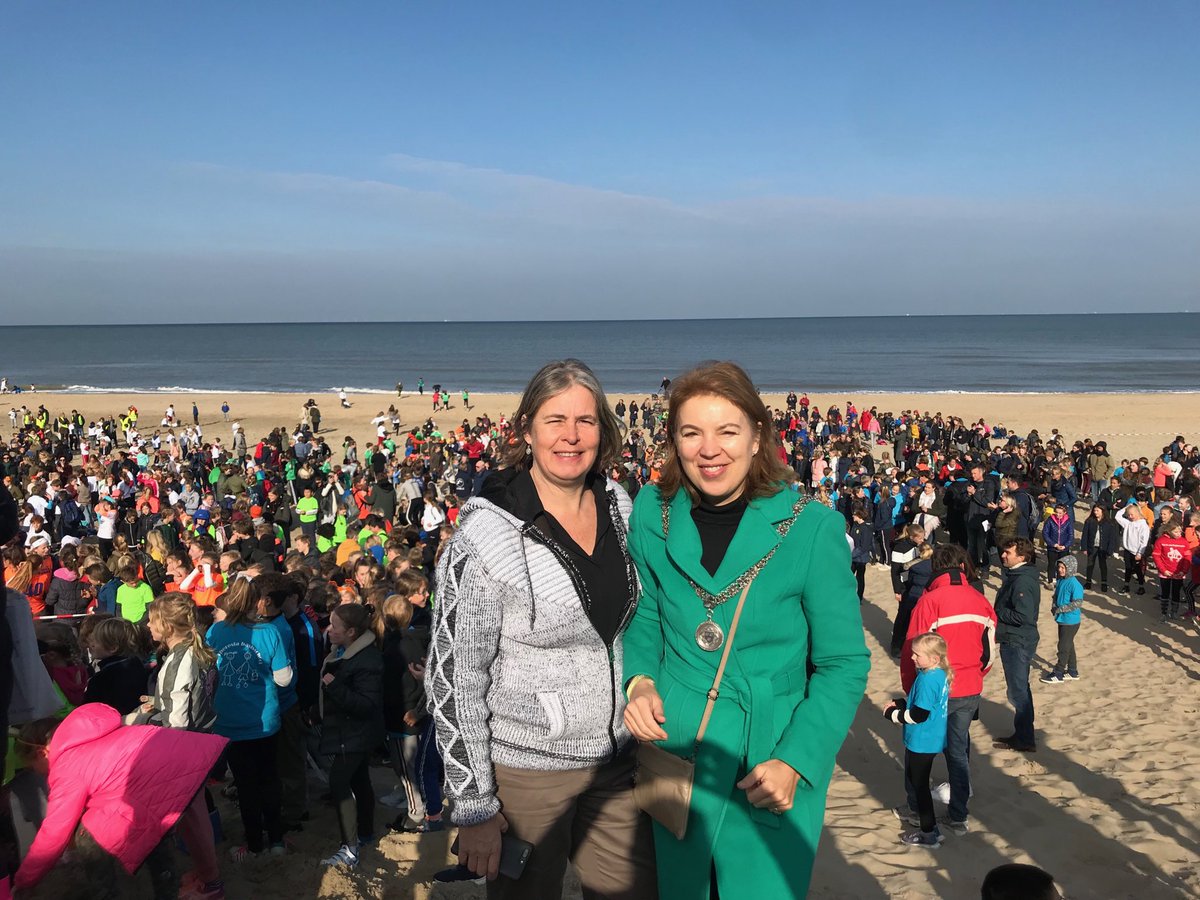 Zojuist De Koningsspelen geopend op het strand in Bloemendaal. Ruim 1500 kinderen uit Zandvoort, Heemstede en Bloemendaal hebben vandaag een sportieve dag in prachtig weer!