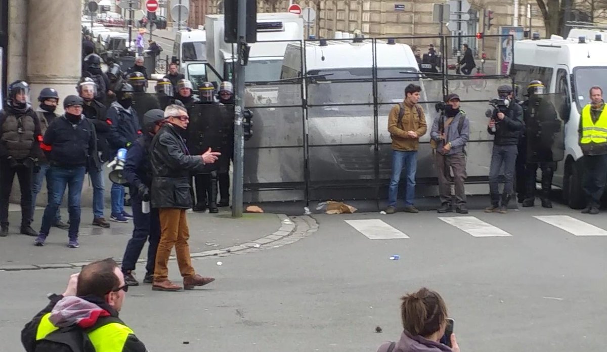 ChevignonCharl1's tweet image. #GiletsJaunes #Lille #Acte22 Le répression policière va-t-elle s&apos;arrêter? Amis Gilets jaunes de Lille je vous dis à demain.....