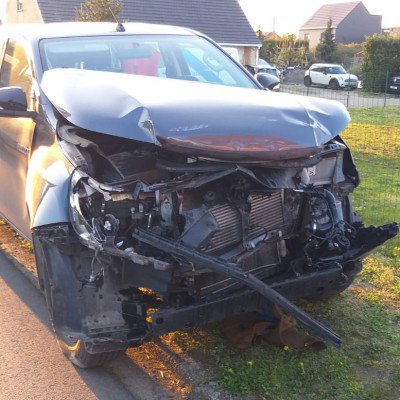 avstelevisie's tweet image. Een verstrooide man rijdt tegen een goederentrein in de @GemeenteEvergem en laat zijn wagen door zijn baas van de sporen slepen. Vanavond op AVS 
bit.ly/2X6UUUK