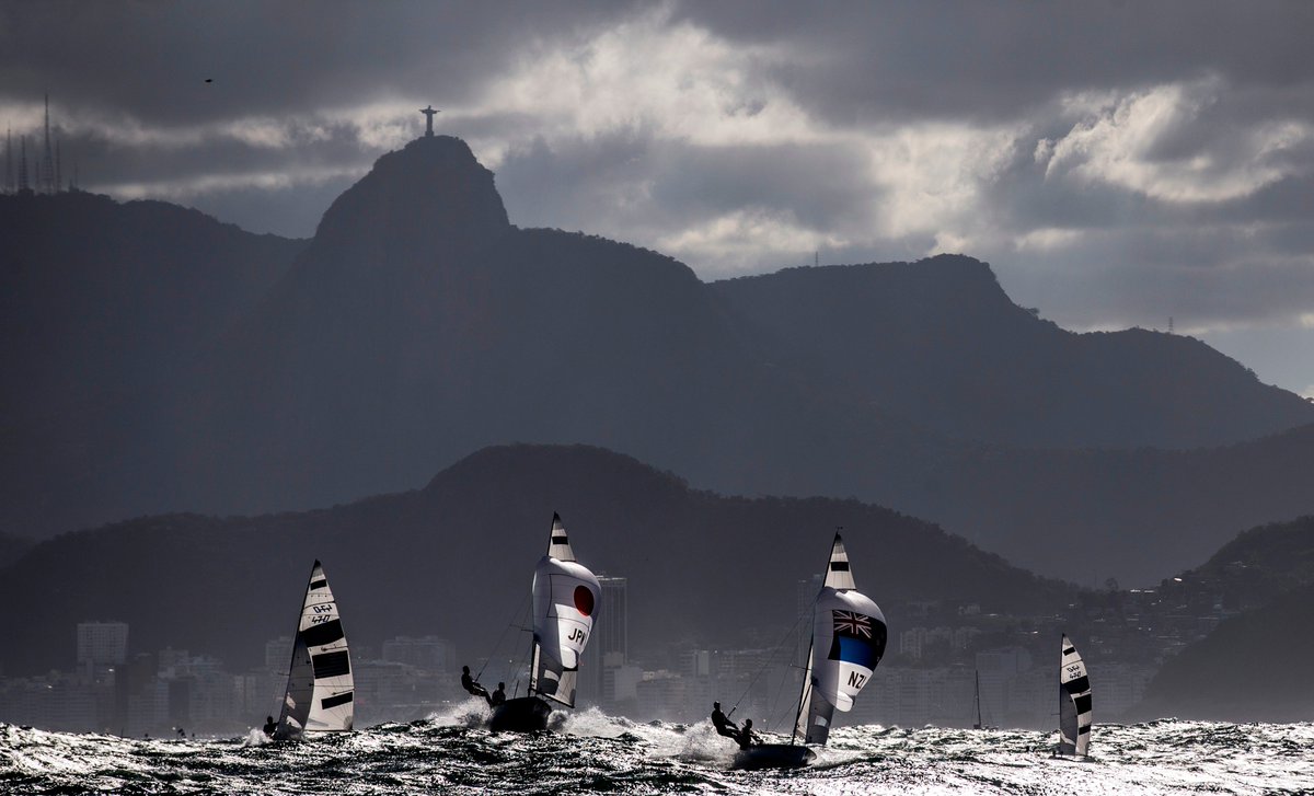 Hollandia_Uitg's tweet image. Dit blijft zo'n gave foto! Uit het boek 'Passie voor presteren' van @htdijksterhuis. Foto: Pedro Martinez/Sailing Energy #470sailing #sailingenergy #worldsailing #rio2016 #jesusstatue #roadtotokyo2020 #studiobas