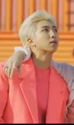 BTS_twtstwt's tweet photo. They look so happy together and then theres my joonie 😩😂😂❤️ my OT7 HEART😍😍😍 #3DaysToMapOfTheSoul  #MAP_OF_THE_SOUL_PERSONA #BoyWithLuv  @BTS_twt https://t.co/a5T2kMbUCr