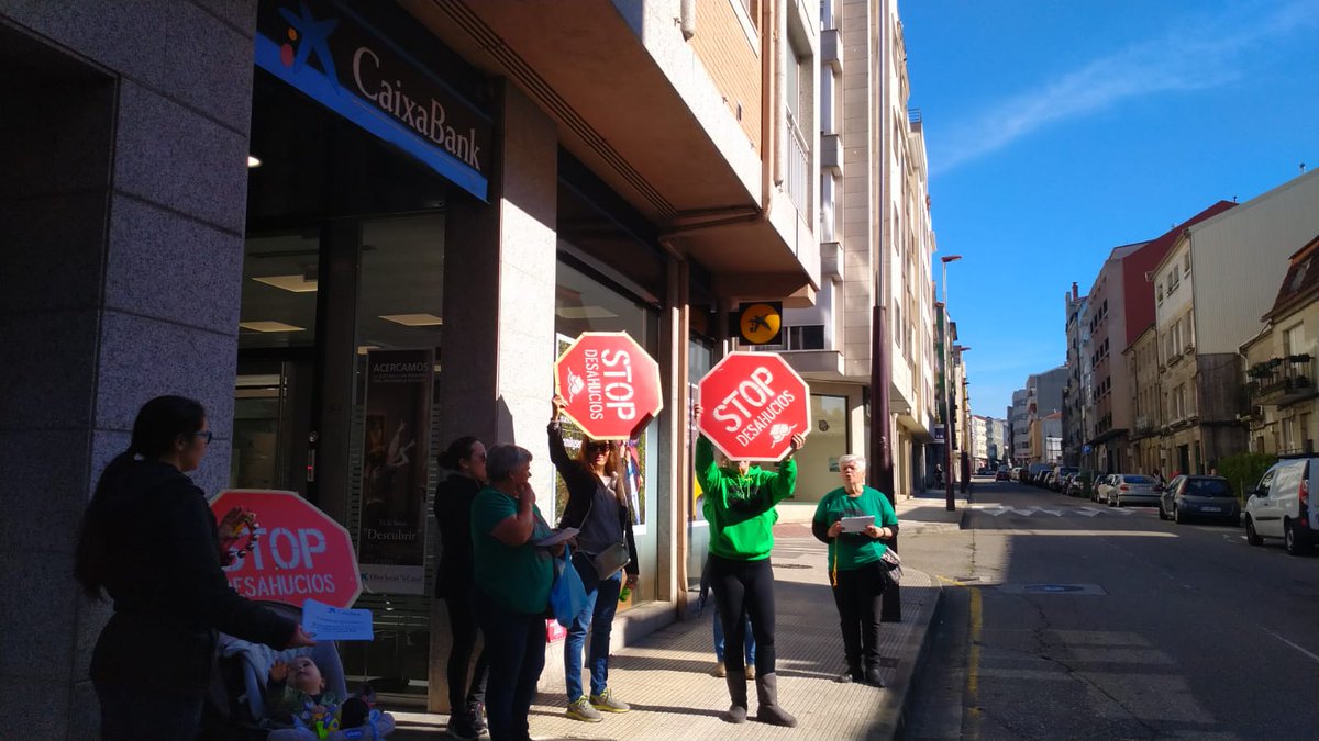 Estamos delante de <a href="/caixabank/">CaixaBank</a> en #PonteVedra  porque quieren que Carmen venda su casa para saldar la poca deuda que le queda por pagar
#CamenNoVende #SolucionPAHraCarmen