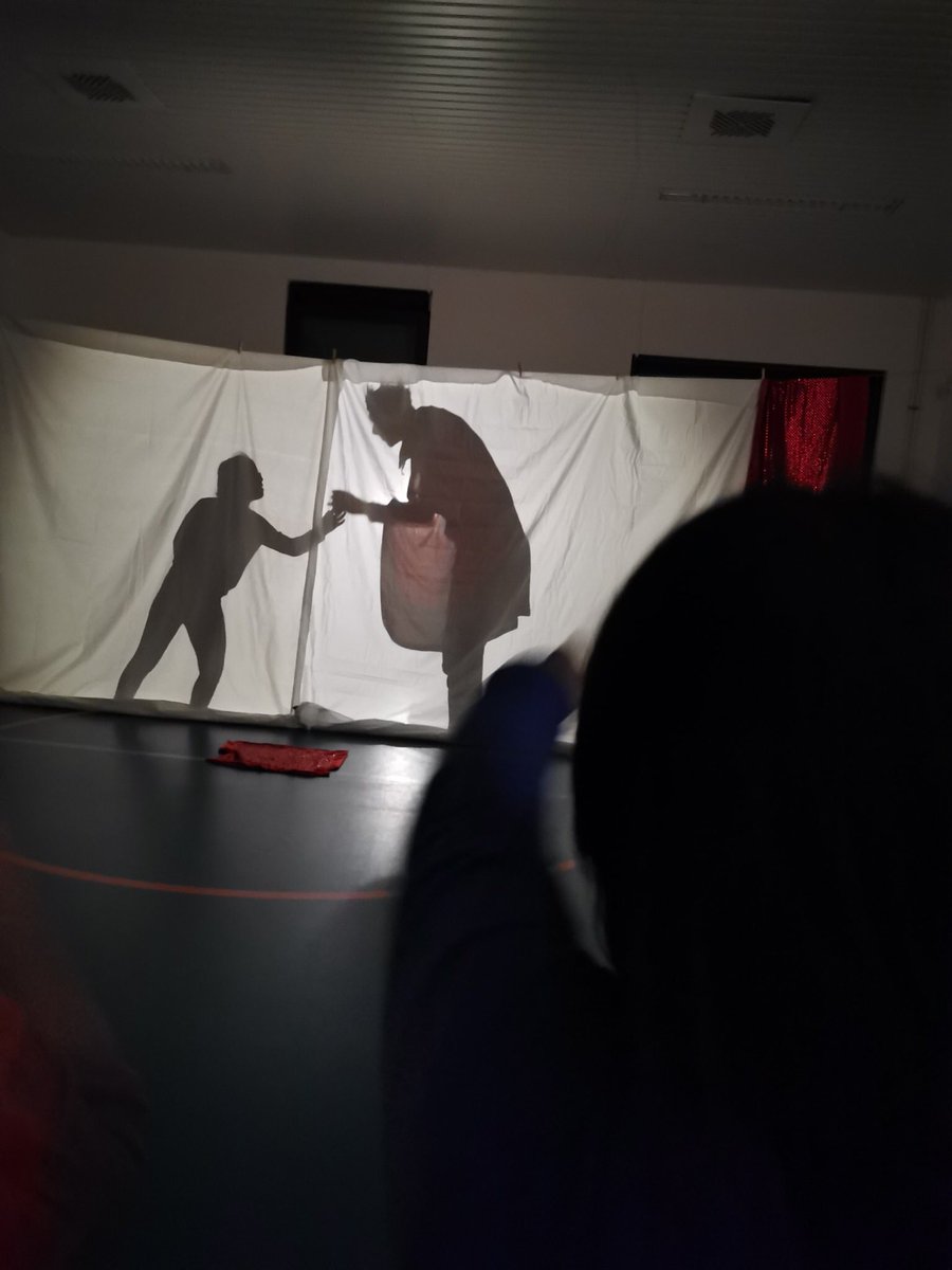 De Koning krijgt op zijn verjaardag lekker iets te drinken #koningsspelen <a href="/OlivijnAlmere/">Olivijn</a>