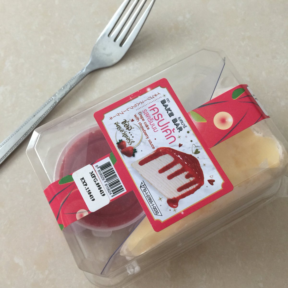 OnnyReview's tweet photo. ‘ เครปเค้กเซเว่น ‘ สำหรับสายขาดของหวานไม่ได้คือรอดละ 45฿ ชอบกินพวกครีมๆสตรอว์เบอร์รี่ๆอยู่แล้ว 🍰🍓 แป้งนุ่มสลับครีมกำลังดี ซอสสตรอว์เบอร์รี่เปรี้ยวหวานมีเม็ดๆสตรอว์เบอร์รี่รู้สึกไม่ปลอมดี #รีวิวเซเว่น #ไว้รีวิวห้ามขายของโว้ยย https://t.co/9fc06pgjp9
