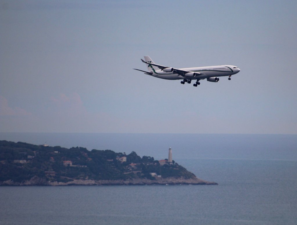 tonioche06's tweet image. 9H-BIG airbus 340 charter de luxe à l’atterrissage à Nice aujourd’hui. Celui même affrété par E. Philippe en 2017 lors de son voyage au Japon et qui avait fait polémique.
#a343 #lfmn #airbus #22R