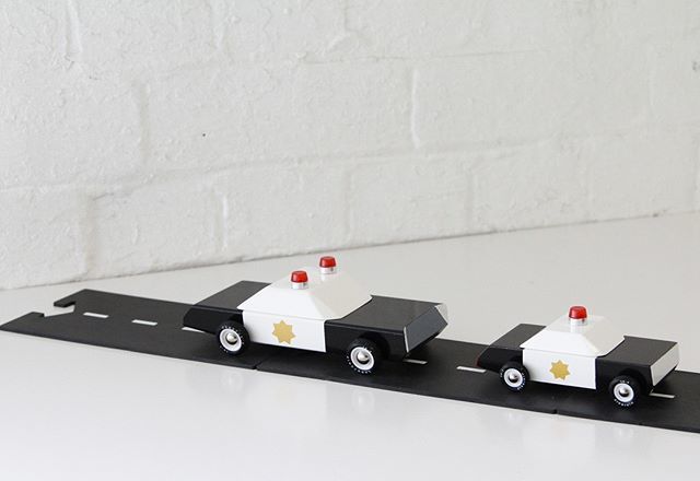 ❤️
You know you're in trouble when there are two police cars headed your way! 🤣

The Candylab cars are a favourite of ours, and now there are mini versions of some of the best! 
Like this police car. 🚨 
Neeeeee-nnaawewwww

Zooming on their waytoplay … bit.ly/2U9B89a