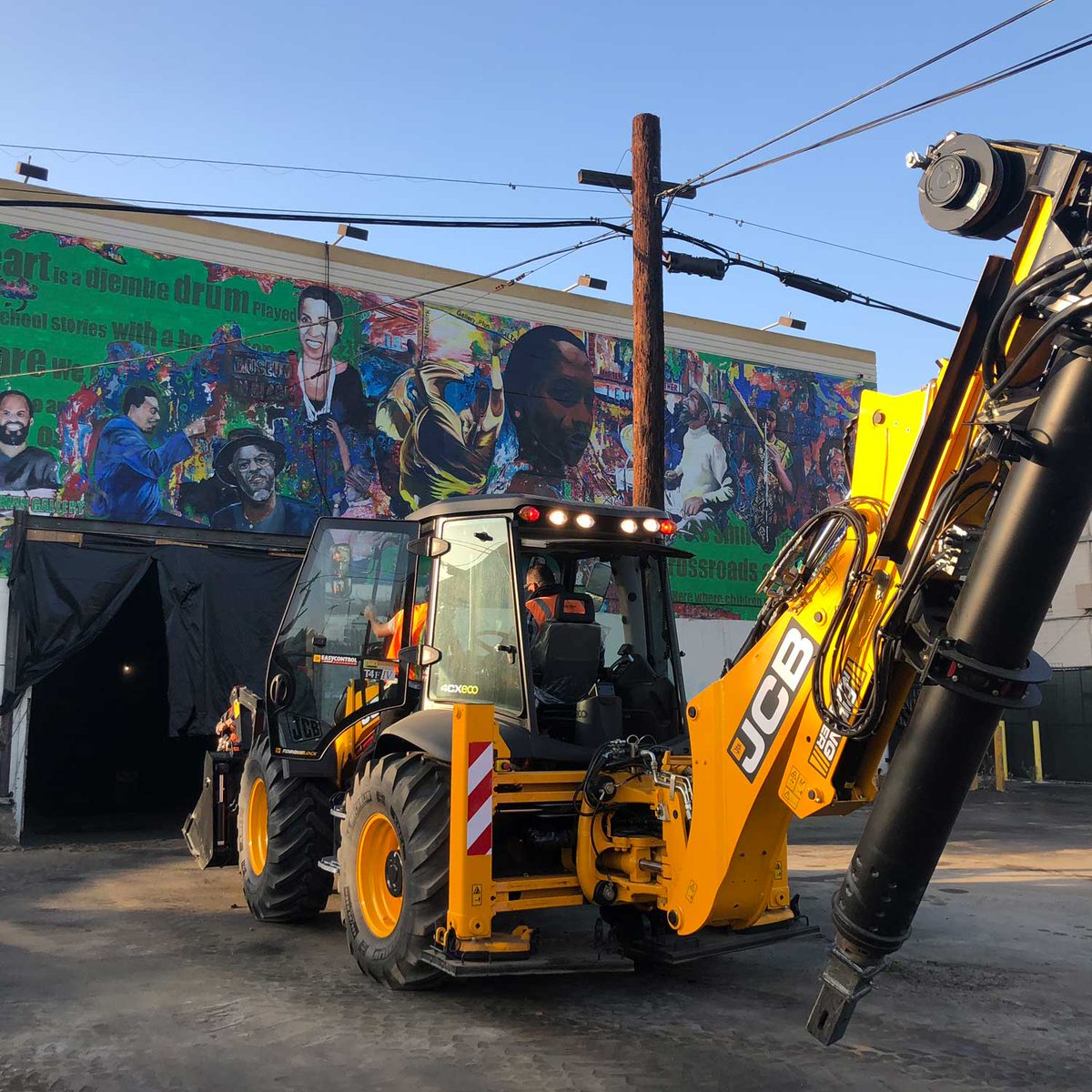 JCBmachines's tweet photo. This Pilingmaster was drafted in to work inside the Vision Theatre, Los Angeles! The machine squeezed through a 12-foot tall doorway, and drilled 20-foot piles indoors, on an uneven surface where the tiered seating used to be! #AmazingApplication https://t.co/VDsv5a9kdU