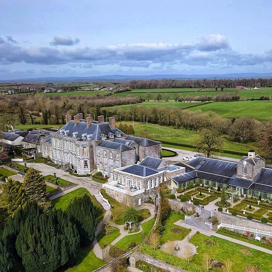 hotelsofire's tweet photo. Fantastic aerial photo of Castle Durrow by @QuinnVideo
๐จ - @CastleDurrow
๐ - Co. Laois
๐ - โญโญโญโญ
โ๏ธ - (057) 873 6555
๐ธ - @QuinnVideo
..........
#Ireland #hotelsofireland #travel #besthotels #luxuryhotel #luxurytraveller #travelgram #photooftheday https://t.co/16wzceY5i9
