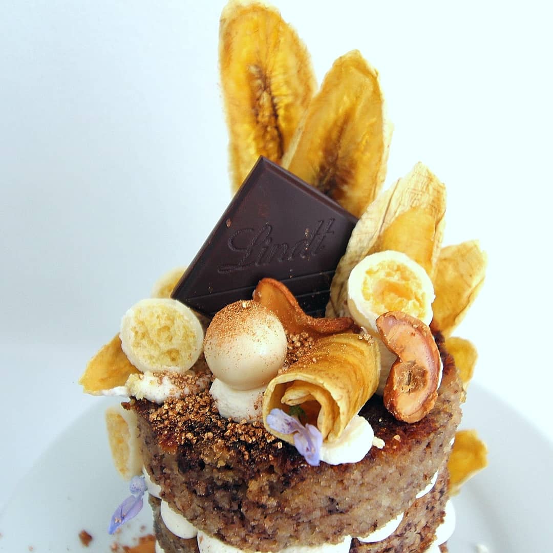 snackboybakes's tweet photo. @morselsmoveablefeast&amp; I decided to do a collab. 
A cake themed 'TEXTURE'. it took me back to kitchen days, I'm going to describe it as such, Flourless Banana bread~ dark choc-chip, cashew Chantilly cream, white chocolate corn puff, and banana leather. #foodart
#collab #banana https://t.co/JJFSU1RxTc