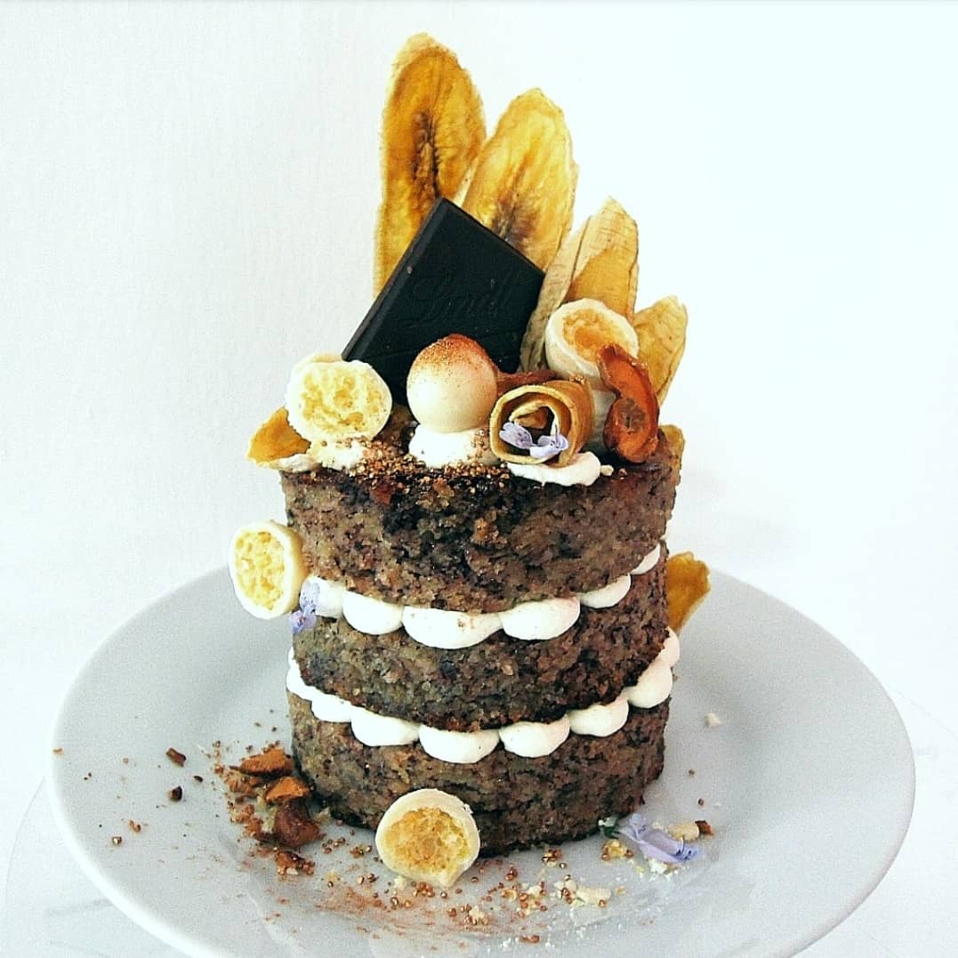 snackboybakes's tweet photo. @morselsmoveablefeast&amp; I decided to do a collab. 
A cake themed 'TEXTURE'. it took me back to kitchen days, I'm going to describe it as such, Flourless Banana bread~ dark choc-chip, cashew Chantilly cream, white chocolate corn puff, and banana leather. #foodart
#collab #banana https://t.co/JJFSU1RxTc
