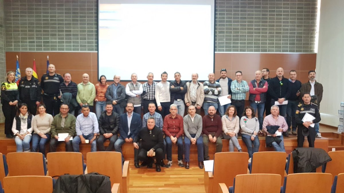 policialocalvlc's tweet photo. Continuem fent front a la radicalització i extremismes violents.
Ahir ens vam formar a l' #IVASPE , amb el suport de @RANEurope , i vam compartir experiències amb funcionaris d'Institucions penitenciàries.
@takedownproject 🇪🇺
#Tahcle 👮🏽 https://t.co/hiYYmFeBpP