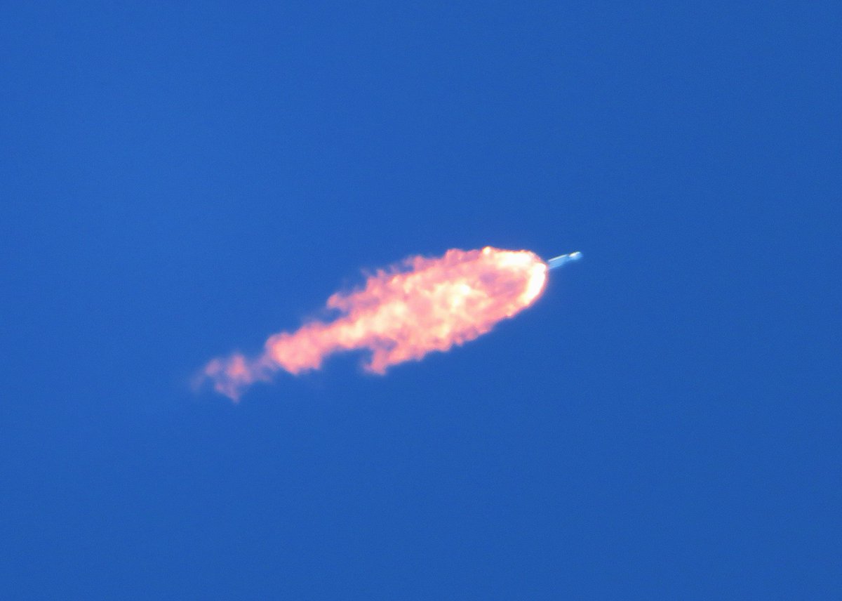 FLSpacePort's tweet image. #Florida🌴 #SpaceX #FalconHeavyLaunch 🚀#CCAFS #KSC 11APR2019
Burning towards #MECO..🥳
#Photography #MyShots
@TroyNews6