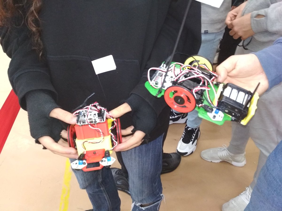 anaserper's tweet photo. La FPB del #iesconselleria participando en el #robotet. Las piezas del robot están impresas en 3D #print3dproject https://t.co/6U2zbO2nq9