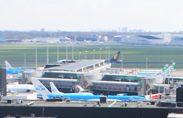 AirportWebcams's tweet image. Jet Airways #9W233 Toronto to Amsterdam Schiphol landed a short time ago, after a 4-hour delay (Boeing 777-300ER VT-JEH), amid reports all international services have now been suspended. The flight is/was due to continue to Delhi. bbc.co.uk/news/business-…
airportwebcams.net/amsterdam-schi…