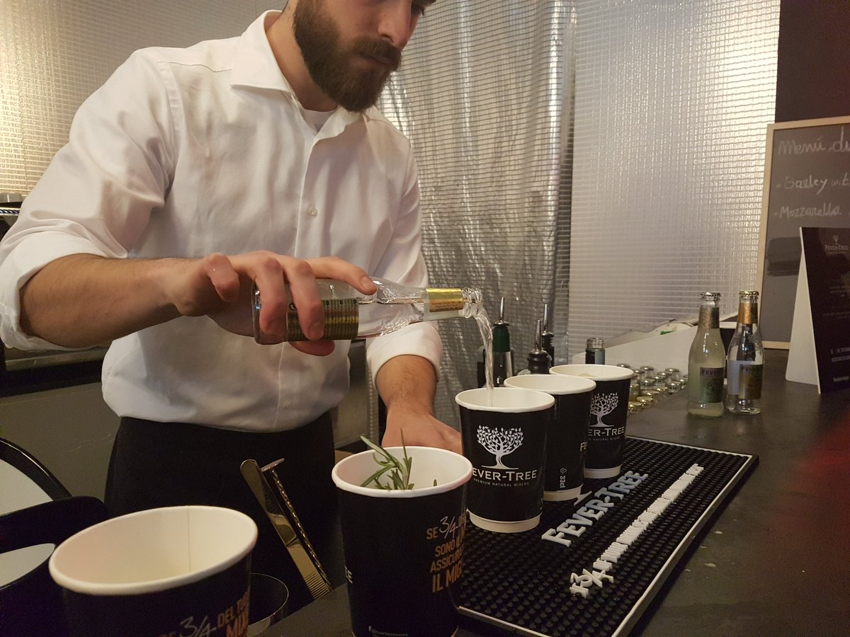 EdelmanItalia's tweet photo. Ieri sera la #Mi_Design_Week è stata il palco perfetto per l'opening party di Alcova, con la partnership tecnica di #FeverTree
#client https://t.co/dN2jtF4BZO