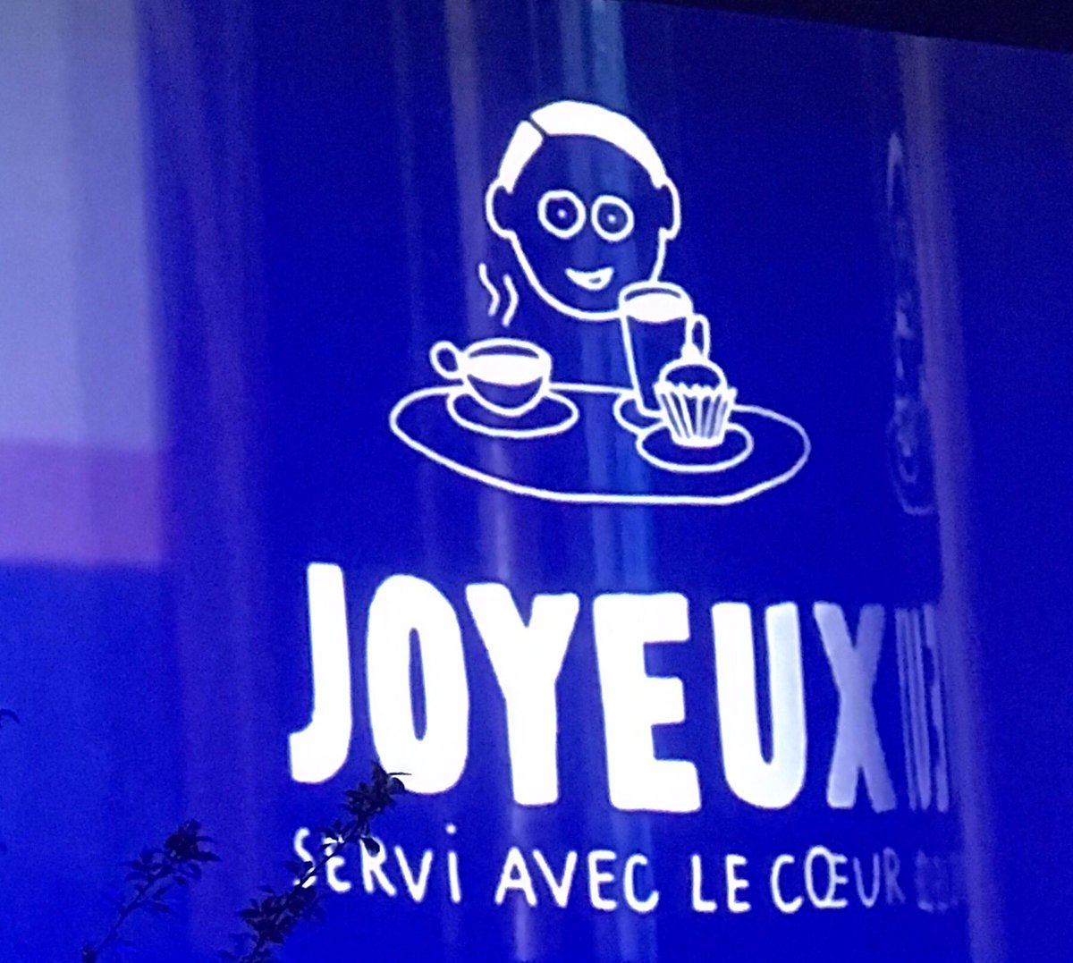 JCloutierCN's tweet photo. @cafejoyeux Servir avec le coeur. Belle initiative solidaire présentée par Yann Bucaille-Lanrezac au #FoodMorning19 ce midi. Offrir un  travail à ceux qui sont différents #autisme @cafejoyeux https://t.co/pU7D7ZbKuy