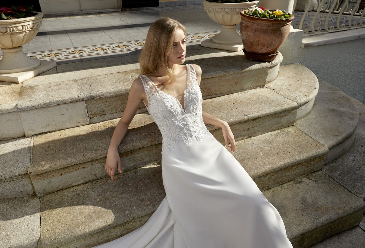 ModecaBridal's tweet image. Stunning #Divone from the latest #ModecaCollection, with a deep V-Neckline and a beautiful #BeadedBodice. #Modeca #ModecaBridal #WeddingDress #2019Collection