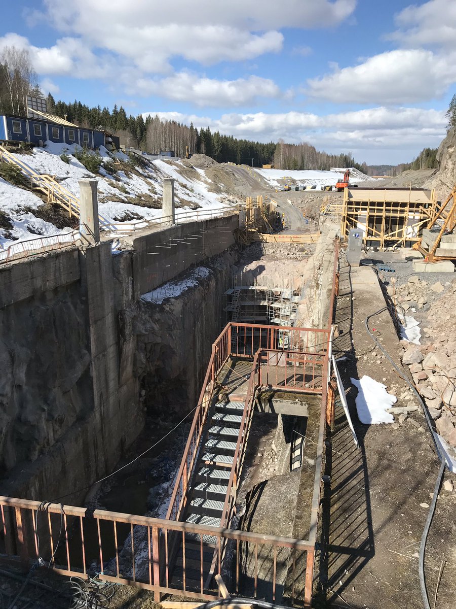 EZirkia's tweet photo. Huippumielenkiintoinen aamupäivä Kimolassa, jossa tehdään TEM ja kuntien rahoituksella veneilykanavaa. Harvinaista herkkua vesirakentajalle! Lisäbonuksena sulun alapuolelle tulee Suomen 1. venetunneli. https://t.co/PgTYLCO9cW