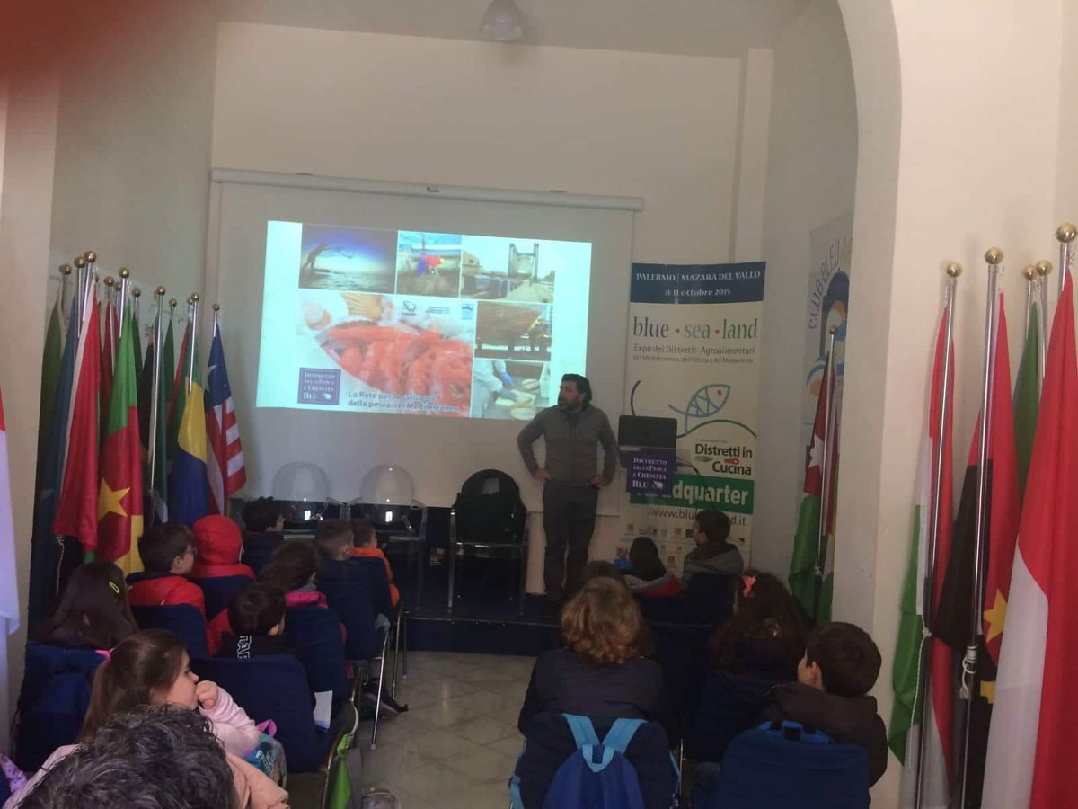Gli studenti del IV Circolo Didattico G.B. Quinci di Mazara del Vallo, corsisti del progetto PON "Il meraviglioso mondo del mare", al Distretto della Pesca per apprendere importanti nozioni su attività distrettuali, Blue Economy e Blue Sea Land #PON #BlueEconomy #bluesealand2019