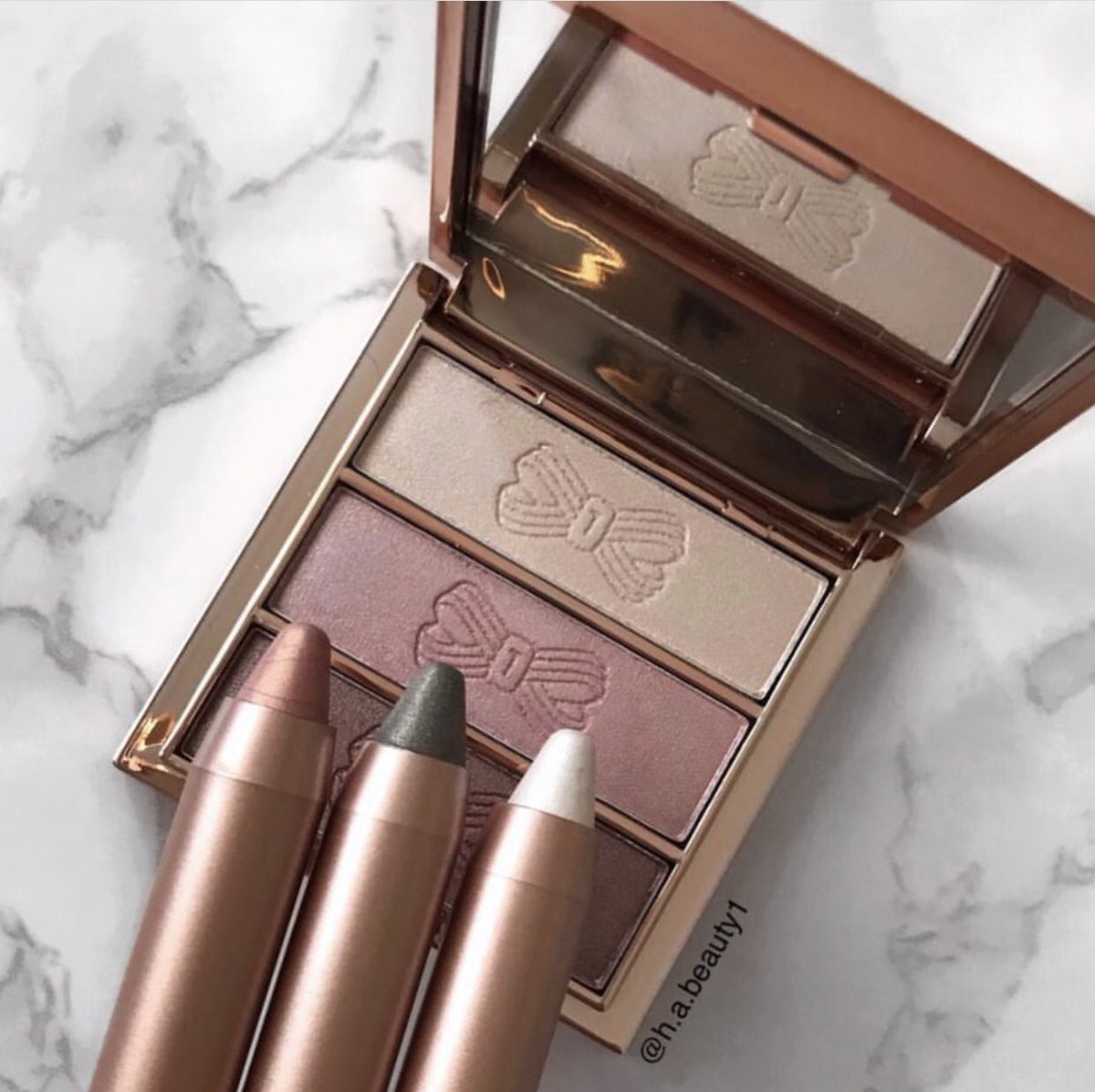 ha_beauty1's tweet photo. This mini eyeshadow palette is stunning, and the eye crayon are also stunning 💕
.
#tedbaker #tedbakerlondon #eyepencil #eyeshadow #makeupdollz #flatlay #flawlessdolls #flatlaymakeup #flawlessbeauty #slaytheflatlay #makeupmess #makeupmafia #makeupfeed #slave2makeup #slave2beauty https://t.co/b4I1xe4o7H