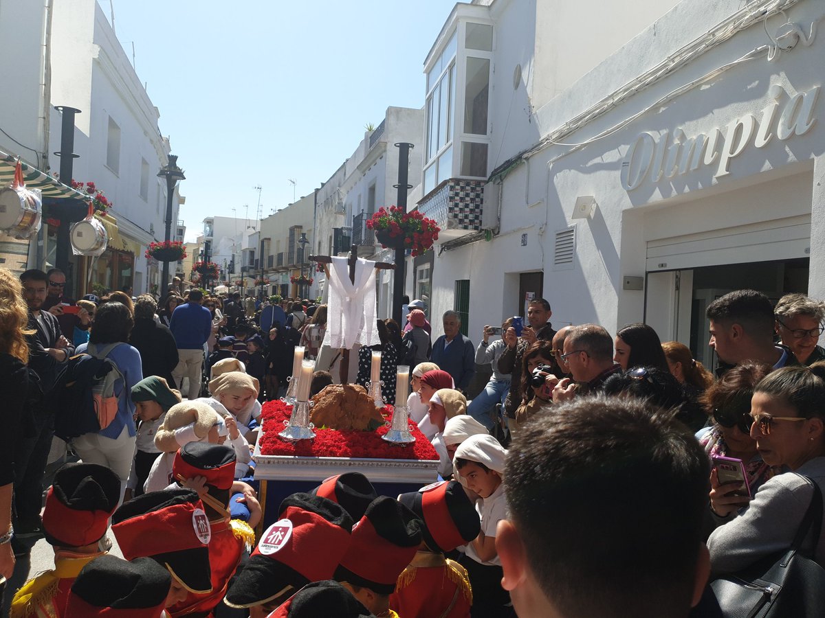 emruhi's tweet photo. Recordando en la distancia a la Borriquita de @salesianotriana que convertía cada Viernes de Dolores en uno de los más bonitos del curso. Y disfrutando de la procesión de infantil de @SalesianosRota en una nueva experiencia, fuera del colegio, recorriendo las calles de Rota https://t.co/pHEnA7rouP