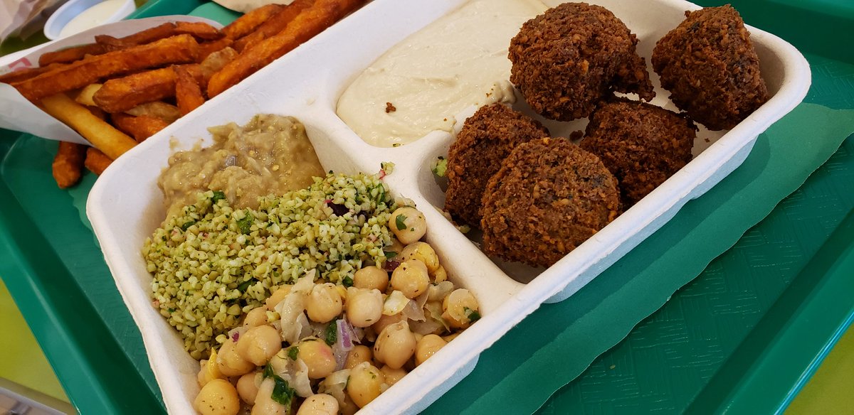 TheSquareEnix's tweet photo. First time grubbing at @MaozVegetarian and it was so great! Their falafels are awesome and babaganoush was superb. Their sweet potato fries were amazing too!
#GoodAssComfortFood https://t.co/P5qAk4X6Tq