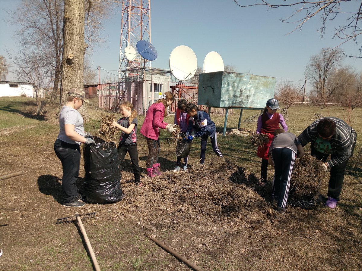 nov_sarbajsoch's tweet photo. ГБОУ СОШ с. Новый Сарбай после уроков в полном составе вышла на субботник.Весело и дружно ученики, учителя и технический персонал убрали всю территорию. Всем спасибо! https://t.co/Vk93TdHhNG
