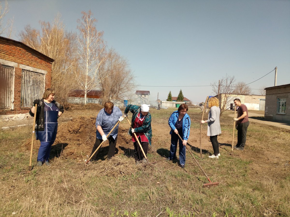 nov_sarbajsoch's tweet photo. ГБОУ СОШ с. Новый Сарбай после уроков в полном составе вышла на субботник.Весело и дружно ученики, учителя и технический персонал убрали всю территорию. Всем спасибо! https://t.co/Vk93TdHhNG