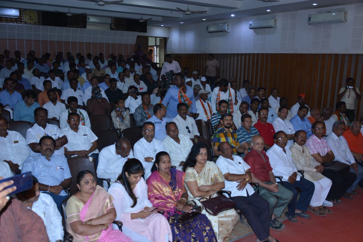 sureshpprabhu's tweet image. सोलापूरच्या उद्योग क्षेत्राला मजबूत करण्याचे काम सरकार करीत असून पुढील  काळात ते काम अधिक जोमाने करनार आहे. #ModiForNewIndia @BJP4Maharashtra  #PhirEkBaarModiSarkar #ModiHiAayega