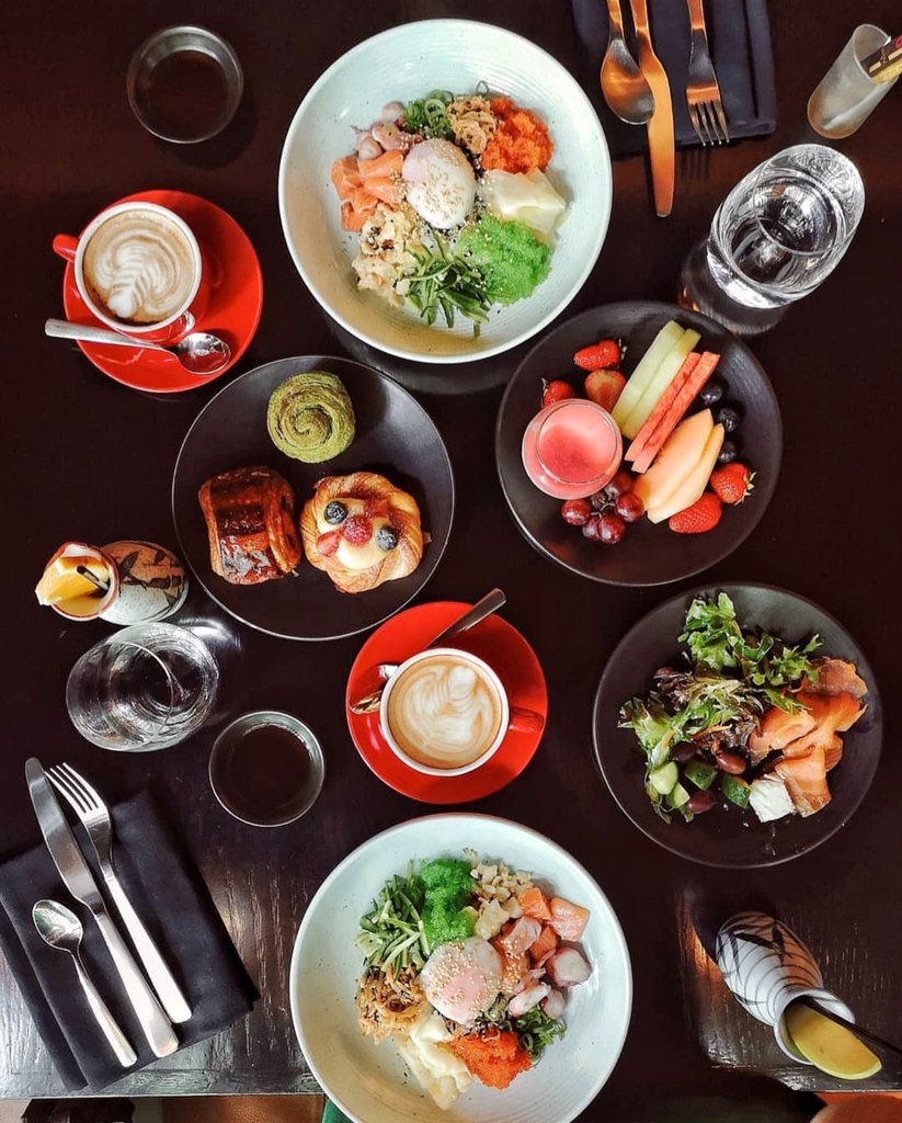 We can already smell the delicious #WeekendBrunches! And of course we are getting the enchanting fumes of our #WeekendCoffee too! 🥑🍳☕ #FridayFeeling #Coffee | 📷 IG: misswok_