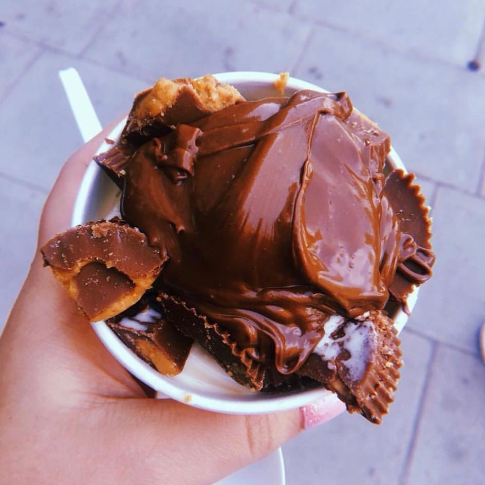 Lotus Biscoff frozen yoghurt, Cookie Dough Core, Reeces Peanut Butter Cups and Hot Nutella <a href="/TheYogBar/">The Yog Bar</a> 😲 One of the many reasons to visit the <a href="/BalticMarketLiv/">Baltic Market</a> in Liverpool 😍