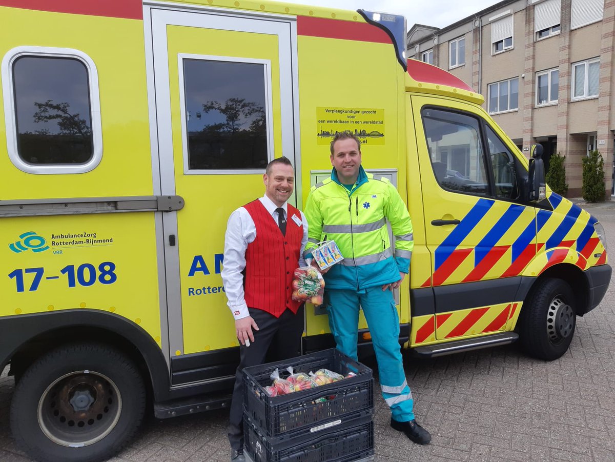 Tijdens de sponsorloop in Hoogvliet een gezonde traktatie voor de kinderen gesponsord door supermarkt DIRK uit Barendrecht.
