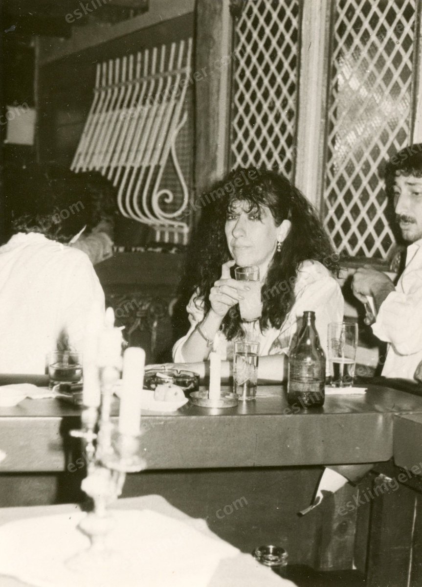 Ayşen Gruda, barda, düşünceli…
eskiimgeler.com/%C3%9Cr%C3%BCn…
#AysenGruda #80liYillar #HaftaninSesi #Sahne #SiyahBeyaz #Fotograf