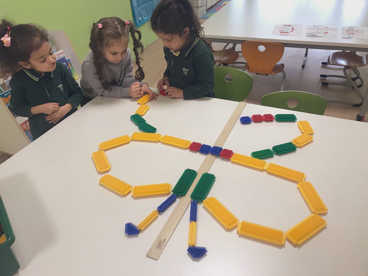 AysinEyvaz's tweet photo. Amazing Symmetry! We played a game with pattern blocks. It was amazing to see how the shapes can symmetric! @KvancBarlas @AydnAygl @yawuzyildiz @DogaDenizli https://t.co/6YZweMuoCR