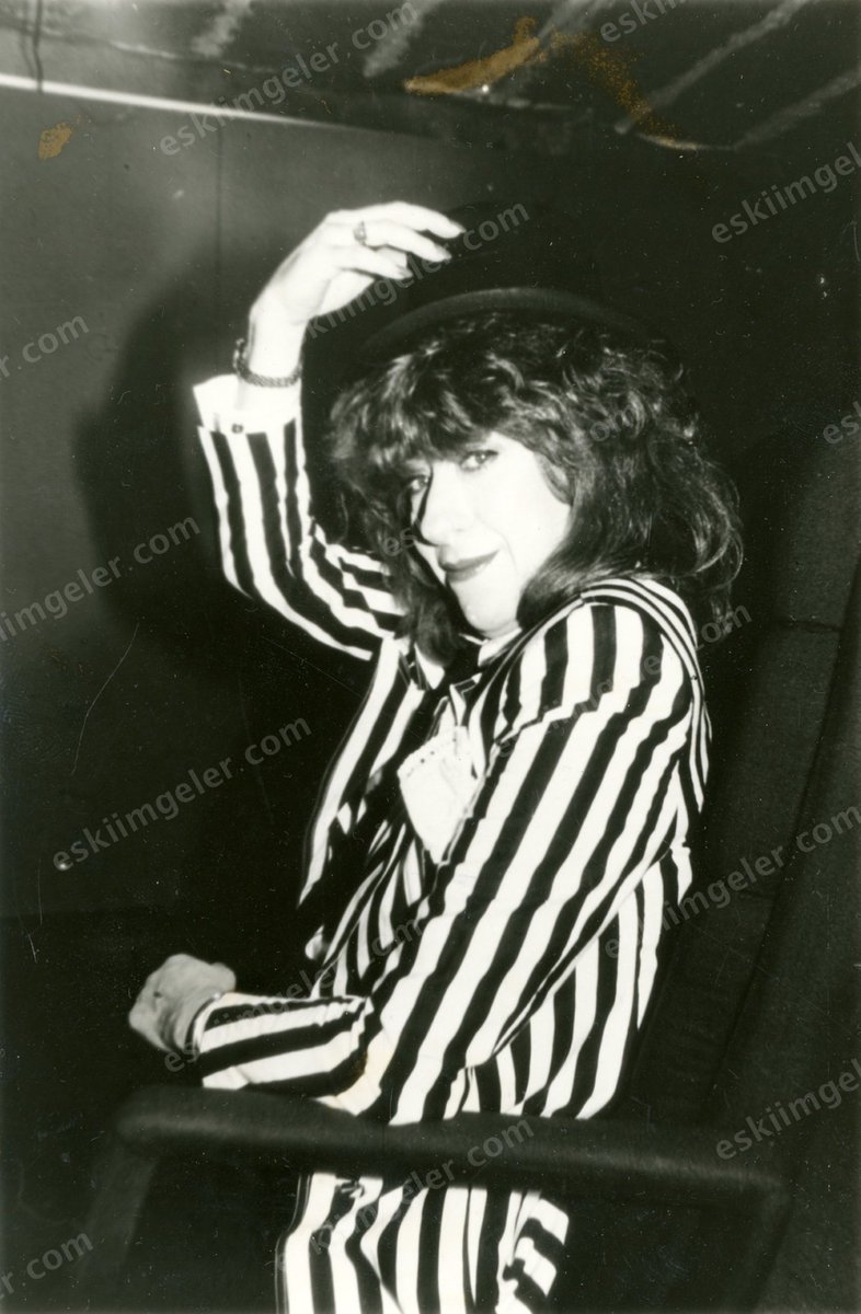 Ayşen Gruda, şapkasıyla…
eskiimgeler.com/%C3%9Cr%C3%BCn…
#AysenGruda #80liYillar #HaftaninSesi #Sahne #SiyahBeyaz #Fotograf