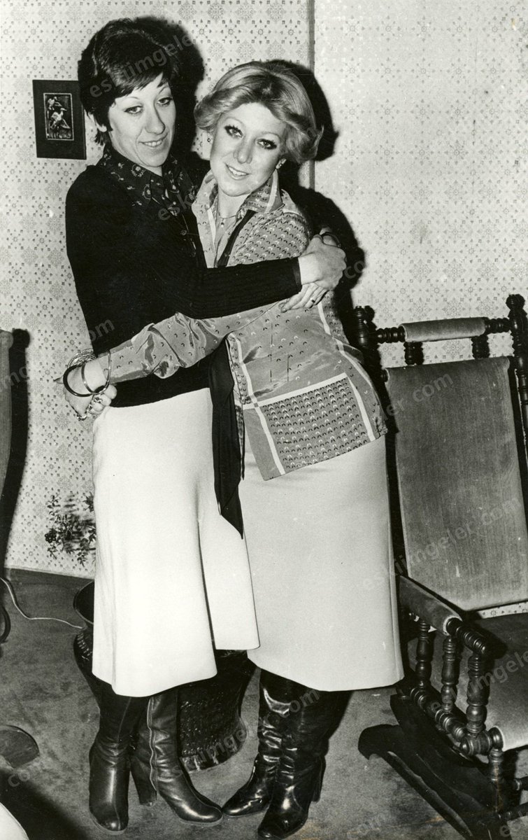 Ayşen Gruda, kardeşi Ayben Erman’a sarılırken
eskiimgeler.com/%C3%9Cr%C3%BCn…
#AysenGruda #80liYillar #HaftaninSesi #Sahne #SiyahBeyaz #Fotograf