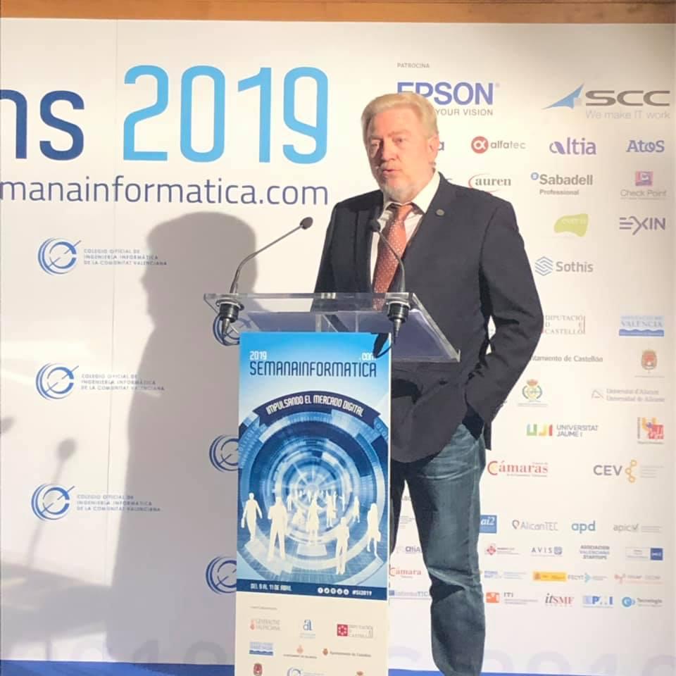 Professor Vicent Botti, head of GTIIA, receives the Sapiens award. Congratulations!