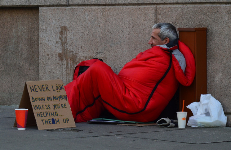 Architect maakt kartonnen huis voor daklozen bit.ly/2Gkp15q #karton