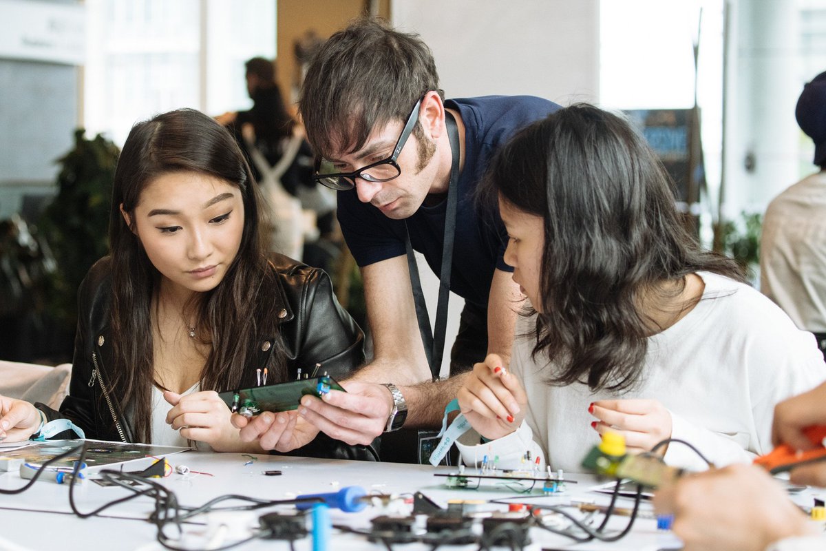 Sónar’s workshop programme offers everyone the chance to get up close and personal with creative technology, from building your own pocket synthesizer to creating a self-aware network! Register now at bit.ly/2Oc1Ex2, tickets also available on site.