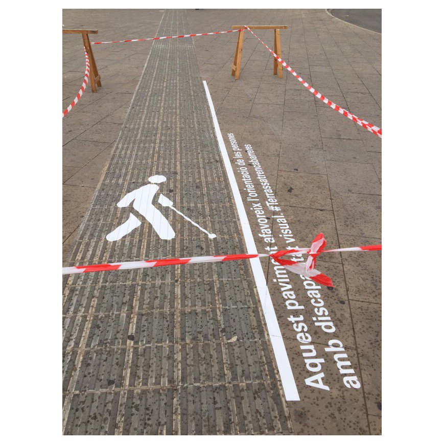 XooStudio's tweet image. Fer visible l'accessibilitat amb missatges al carrer que identifiquen mesures per aconseguir una ciutat més accessible. Aquests dies acabem la instal·lació de missatges en diferents punts de Terrassa. #TerrassaTrencaBarreres