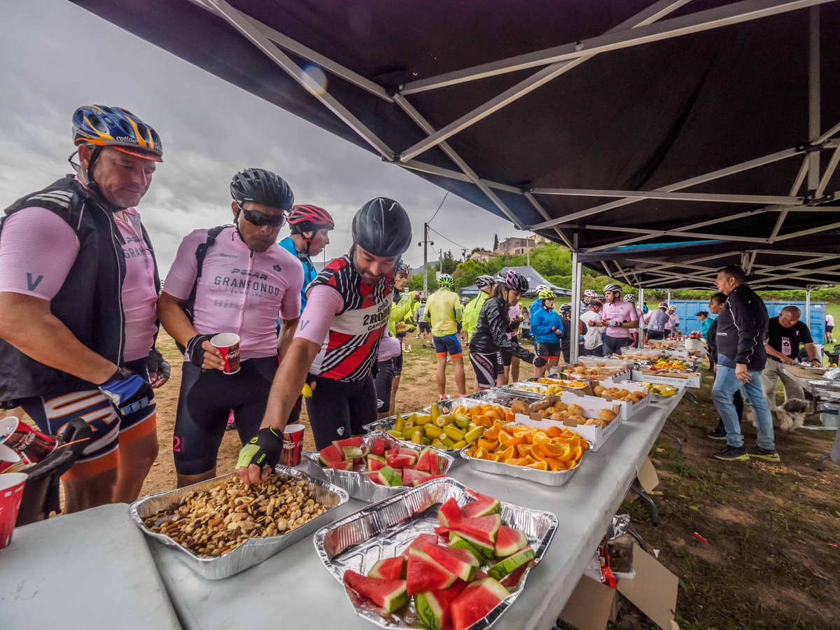 🤩 esta es la cara que se te queda cuando estás subiendo un puerto y ves el cartel ➡️ #AVITUALLAMIENTO EN 500 M ⬅️ ¿qué es lo primero que coges? 😋 ¿CHUCHES? En Polar <a href="/GranFondoLM/">Polar Gran Fondo La Mussara</a> contaremos con las golosinas de <a href="/duldi/">Duldi</a> , partner que también cuenta con una línea de productos #bio