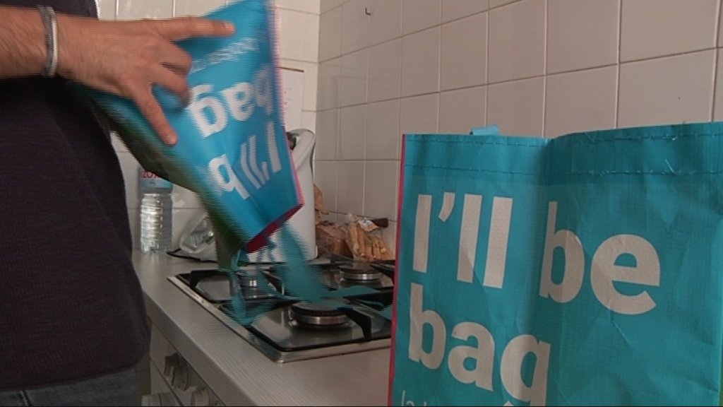 El supermercat en línia <a href="/ulabox/">Ulabox</a> ha començat una prova pilot per reutilitzar les bosses de la compra. S'anomenen Ecobag i poden significar un estalvi d’entre 5 i 10 bosses de plàstic en cada compra 🛍️ Avui a #btvnotícies73 #Gràcia #sostenibilitat #reciclatge