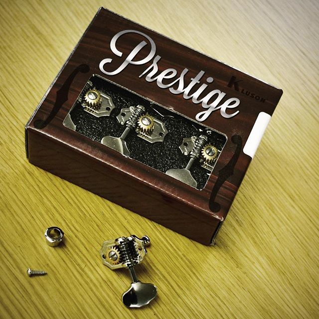 WdMusicUK's tweet photo. Kluson Prestige Series 3 aside machine heads. Classic pre-war elegance coupled with state-of-the-art manufacturing. https://t.co/J0pxJhjm8K https://t.co/RtwzANyYDQ