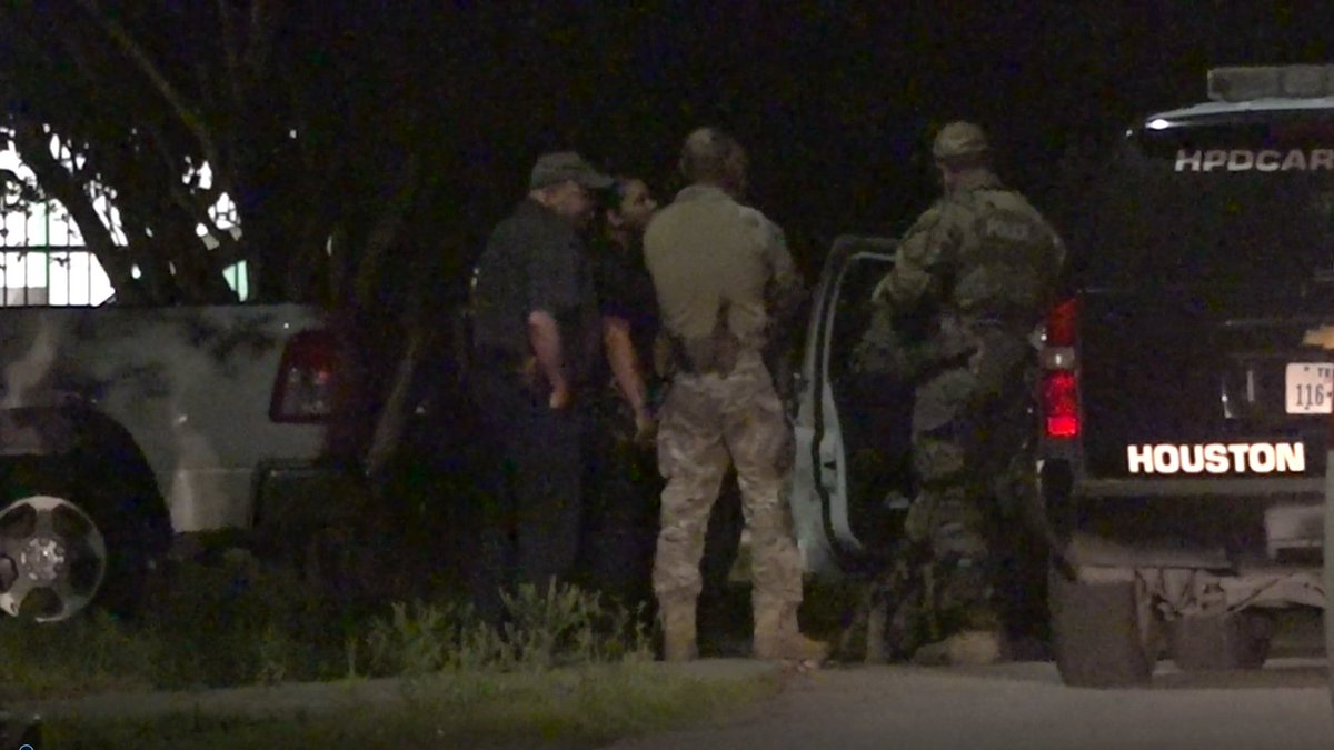 KHOU's tweet photo. Man arrested following standoff after calling police saying, 'his girlfriend stole his weed' https://t.co/pHTU8bbM7S #KHOU #HTownRush https://t.co/H2QSFNBLdB
