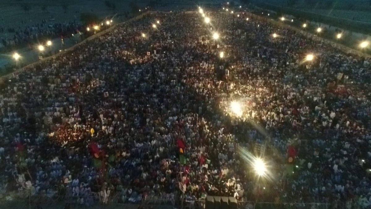 BBhuttoZardari's tweet photo. Thank you #Ghotki! Electric atmosphere at the jalsa gah today. Mammoth crowd at the Sindh-Punjab border. Jiyalas as far as the eye could see. #MehngaPakistan Na Khappay. https://t.co/8LumK4FxWw