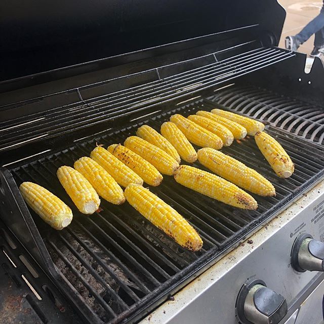 cseweek's tweet image. Roasting corn with snow? Only in MN during #CSEWeek19 🌽🌽🌽