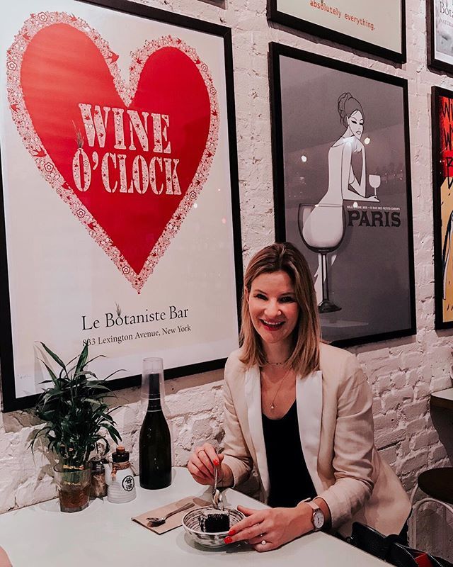 Gluten free quinoa brownie on my plate. ⠀
⠀
Happy hour on my mind. 🙈⠀
⠀
Is it the weekend yet? ⠀
⠀
Because I’m ready for it! 😉⠀
⠀
How about you? bit.ly/2v2iHJi