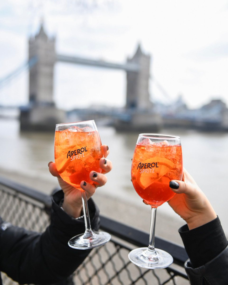 AperolSpritzUK's tweet image. Embrace that Friday Feeling with a serve so perfect it’s remained the same for 100 years! 🙌🎉