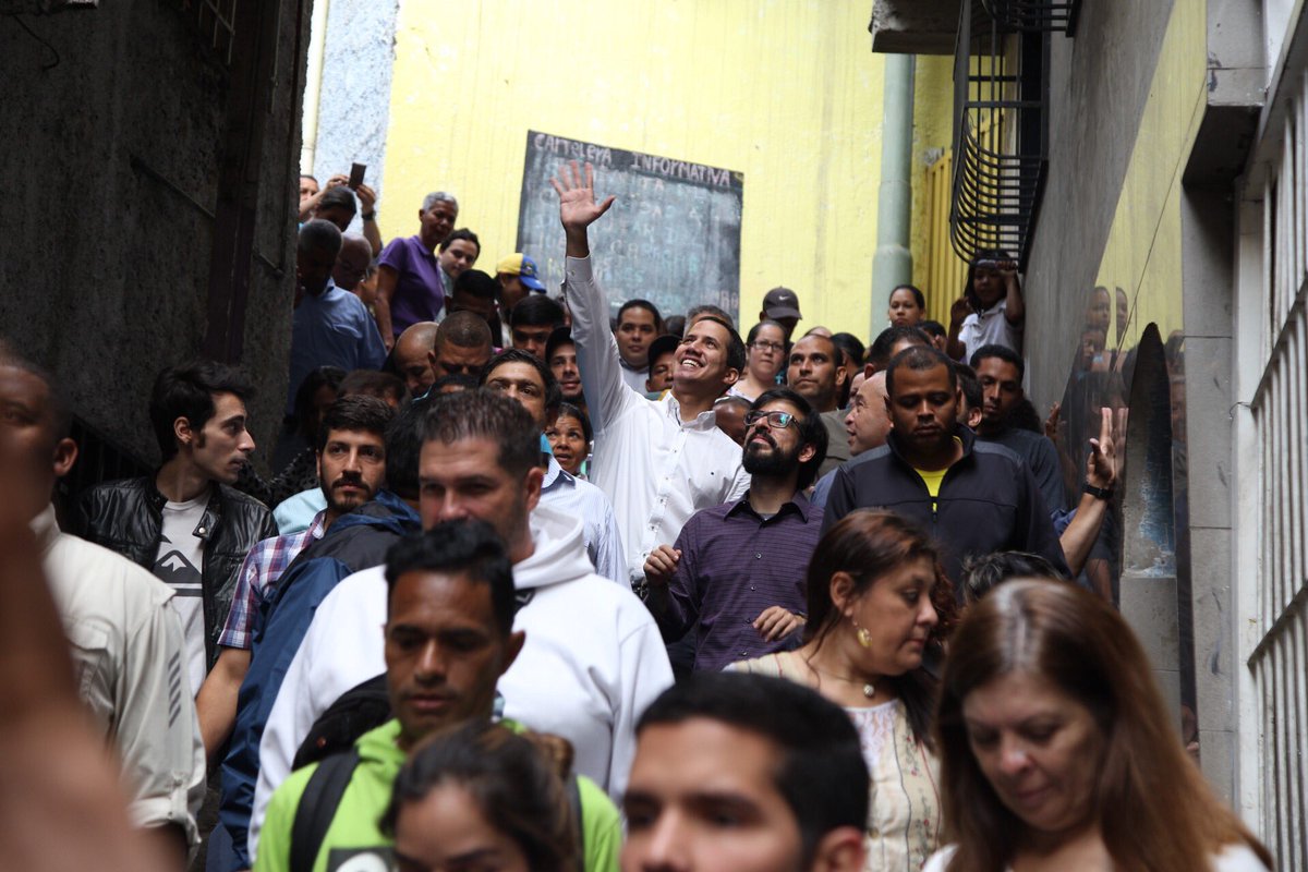 gabrieldandreav's tweet photo. Hoy nuestro Presidente E @jguaido  visitó  la zona 2 de #JoséFélixRibas el barrio más grande de Latinoamérica, donde meses atrás el #FAES  sembró terror, detuvo a muchas personas  que solo protestaban por una Vnzla  distinta, hoy ese mismo pueblo sigue con la esperanza intacta . https://t.co/Ta31McjP25