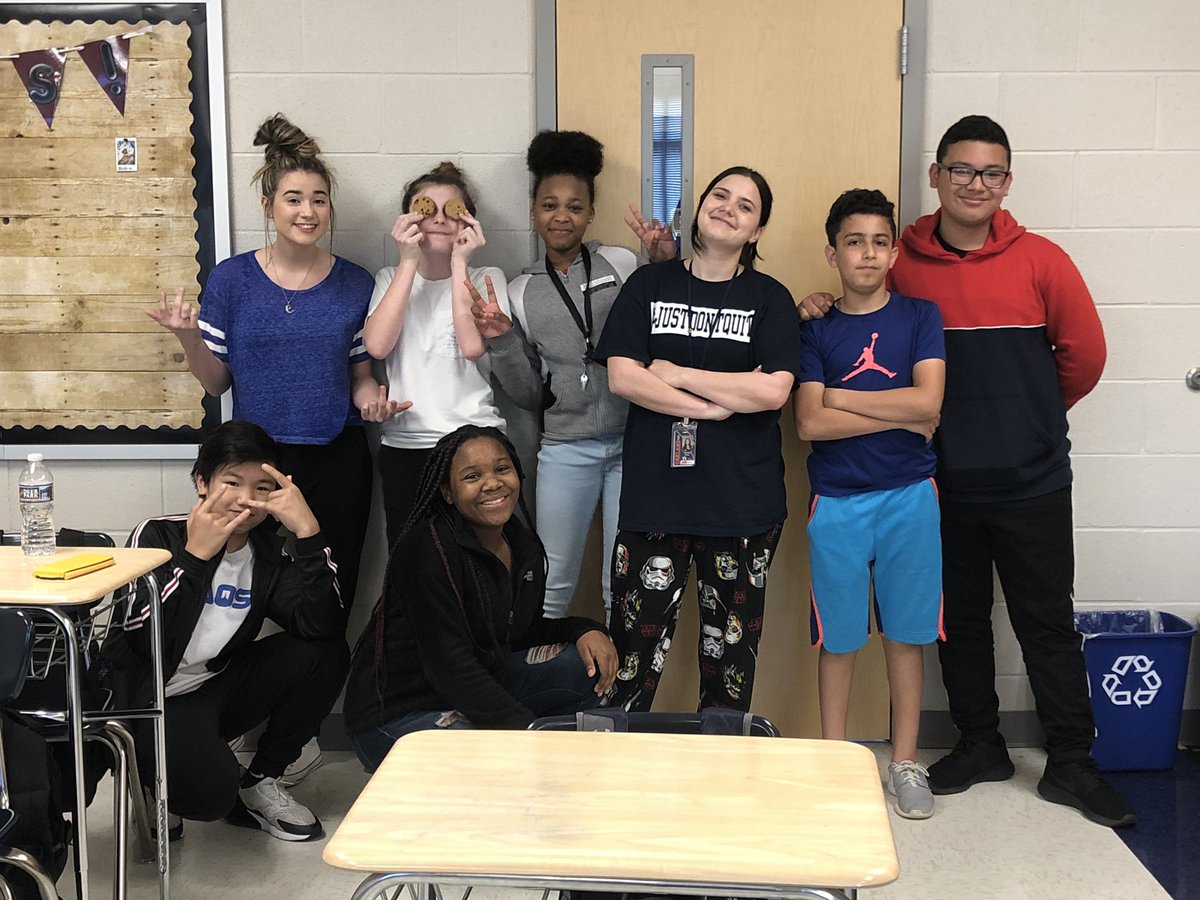 RobertsonKMath's tweet photo. Pizza party in Ms. Vanus’ room?! On my way!!  🍕❤️💙 https://t.co/TMxx8KHObo